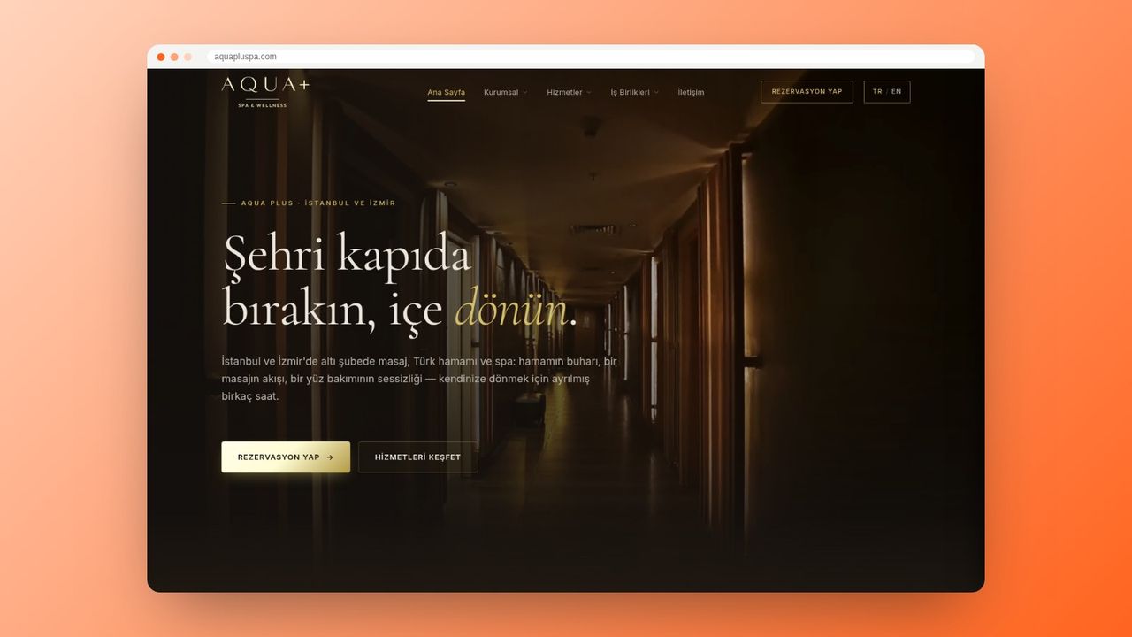 Aqua+ Spa web sitesinin ana sayfası: “Şehri kapıda bırakın, içe dönün” başlığı